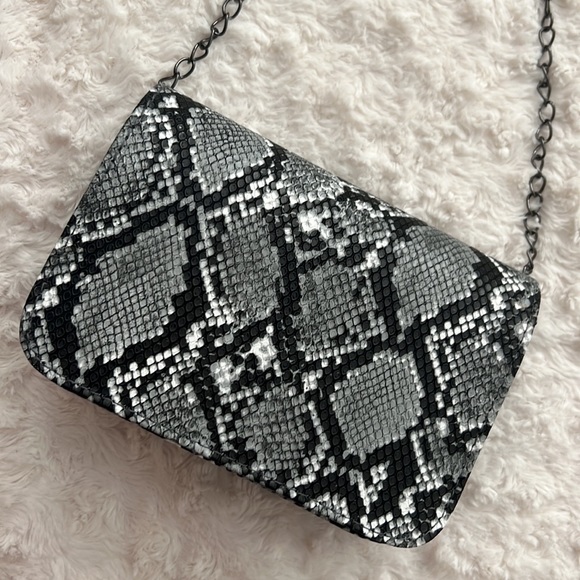 Snakeprint Crossbody Chain Bag / Clutch - Picture 3 of 6